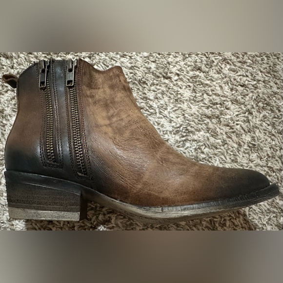 NWT Circle G Corral Burnished Brown
Double Zipper Bootie Two-Tone Ankle Boots - Picture 3 of 7